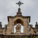 Il coronamento presenta dei pinnacoli ai lati e un fastigio �a baldacchino� che racchiude una statua della Madonna in gloria con angeli